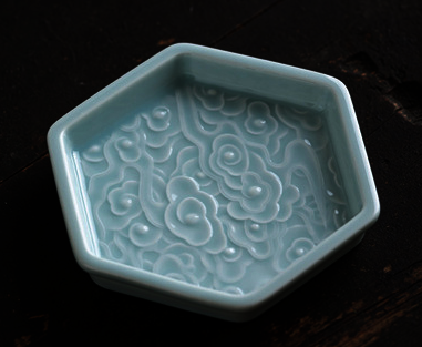 Hot selling Chinese exquisite ceramic tea tray (six-sided auspicious clouds - pink and green) (size: width 13CM * height 2CM)