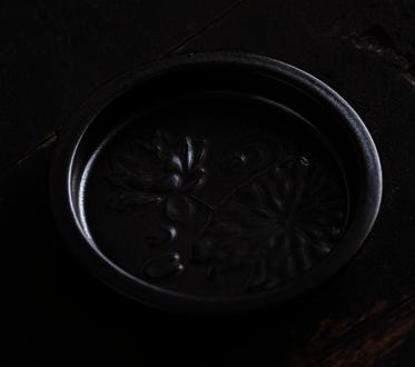 Hot selling Chinese exquisite ceramic tea tray (round lotus charm - black gold) (size: width 11.5CM * height 2CM)