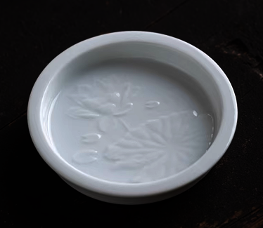 Hot selling Chinese exquisite ceramic tea tray (round lotus charm-sweet white) (size: width 11.5CM*height 2CM)