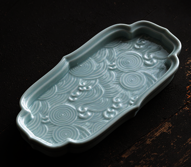 Hot selling ceramic tea tray with auspicious cloud relief (pink and green) (size: length 26CM*width 12.5CM)