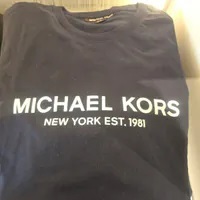 [S] MICHAEL KORS LETTERING LOGO NY EST,1981 T-SHIRT,MIDNIGHT, OF351MDFV4-MIDNIGHT (SMK948)