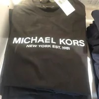 [S] MICHAEL KORS LETTERING LOGO NY EST,1981 T-SHIRT,BLACK, OF351MDFV4-BLACK (SMK949)