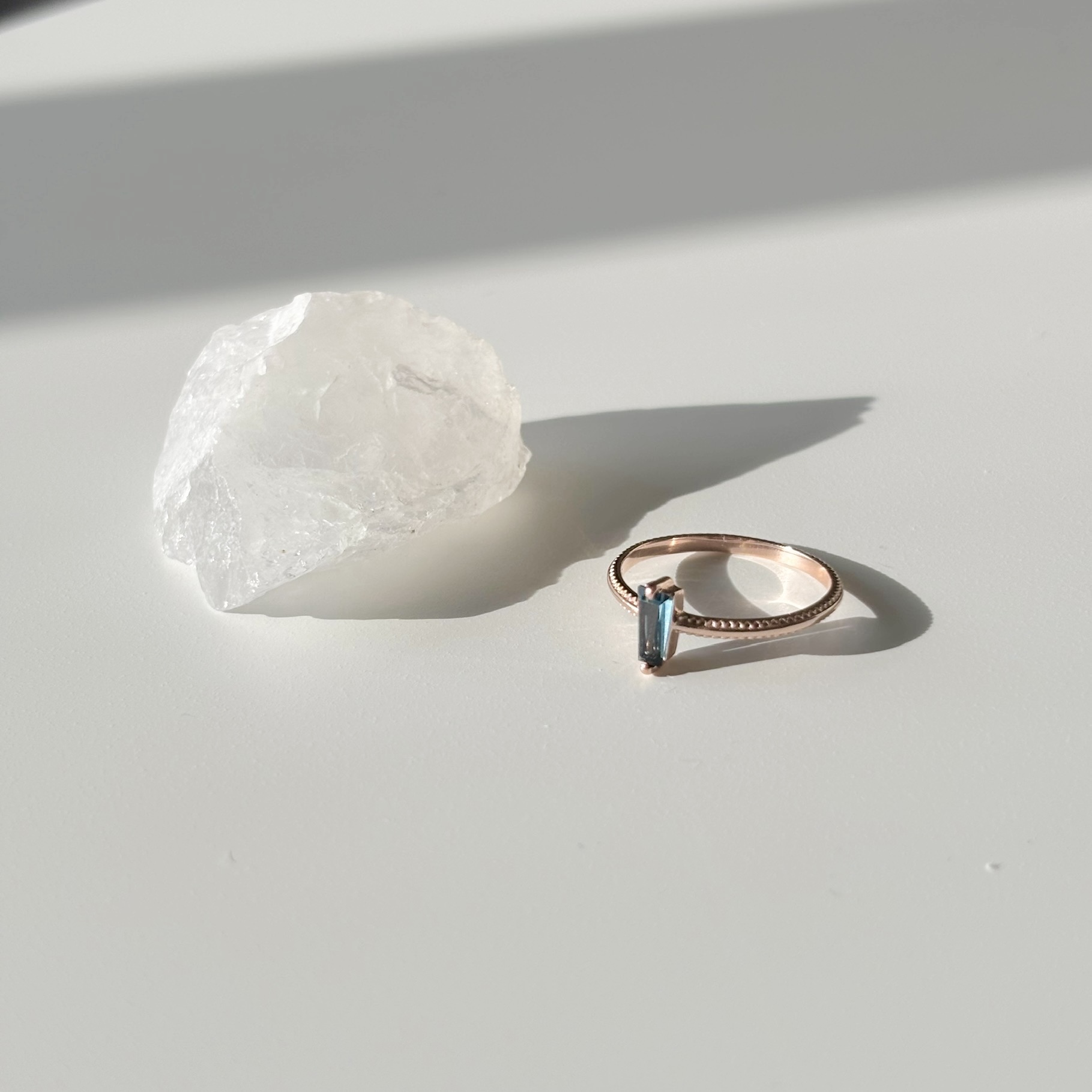 雙爪梯形倫敦托帕石滾邊戒指