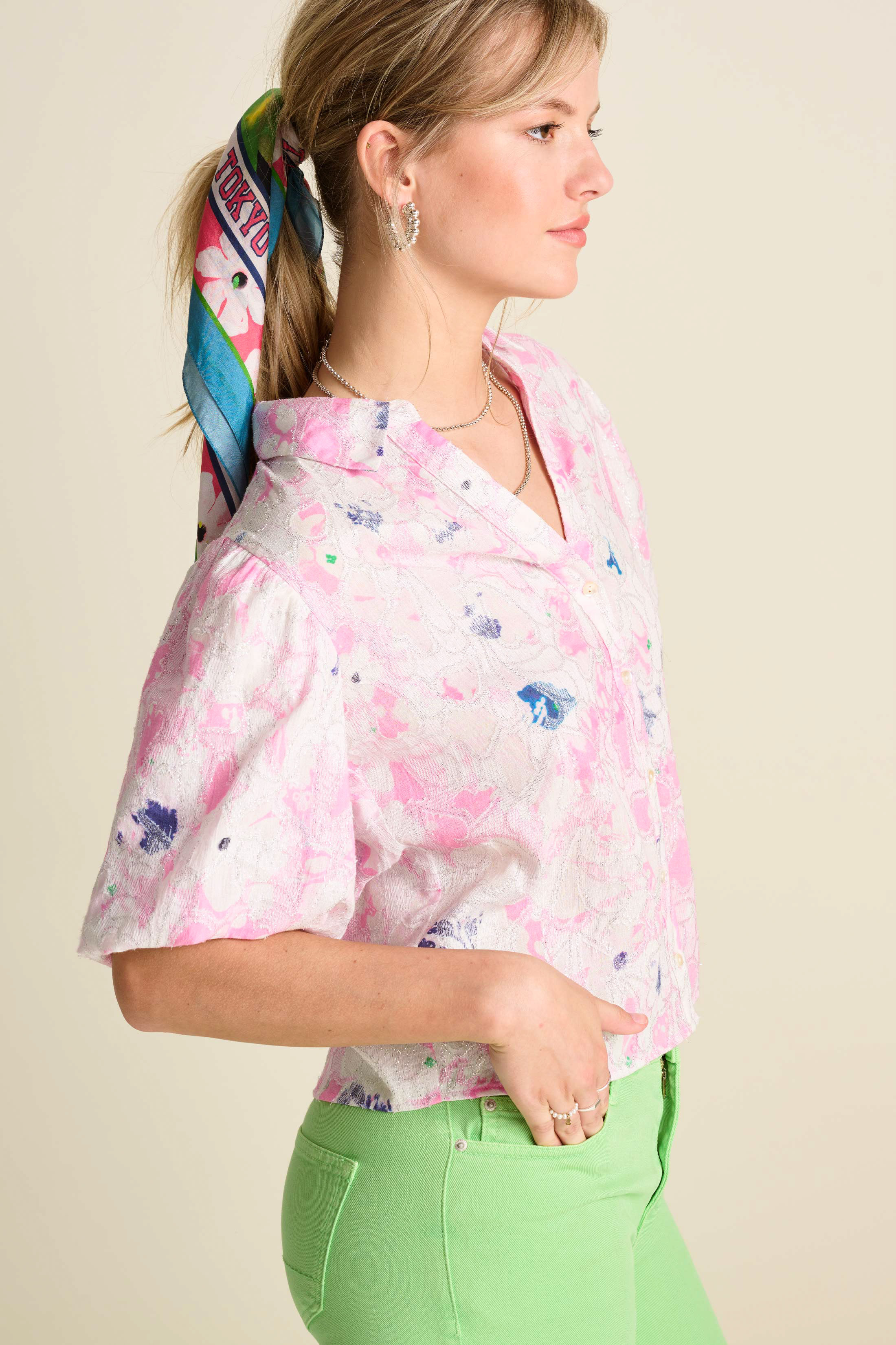 POM 印花銀色刺繡V領上衣