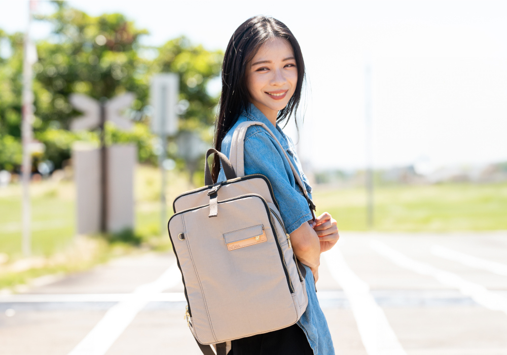 satana Soldier 趣淘三明治後背包-奶茶色 SOS2432-419 女生後背情境照