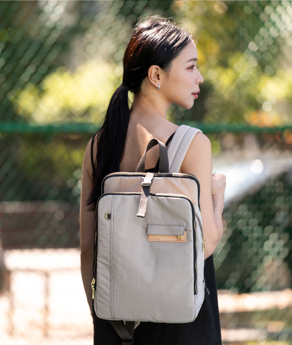 satana Soldier 趣淘三明治後背包-奶茶色 SOS2432-419 女生單肩背情境照