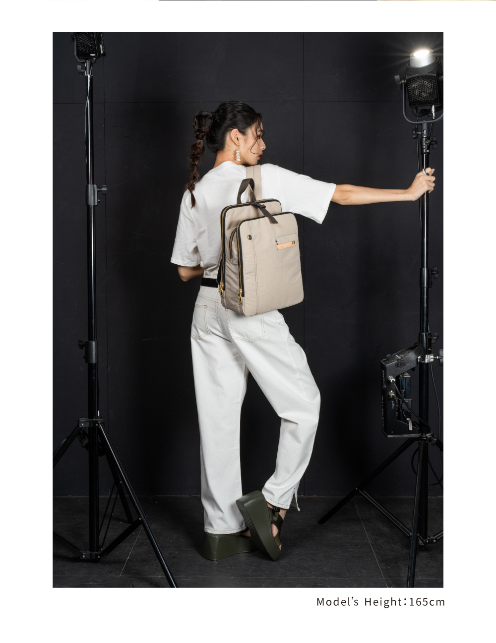 satana Soldier 趣淘三明治後背包-奶茶色 SOS2432-419 女生身高比例照