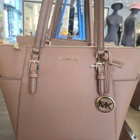 [S] MICHAEL KORS 35T0GCFT7L CHARLOTTE LEATHER LG TZ TOTE,LUGGAGE, 193599717425 (SMK961)