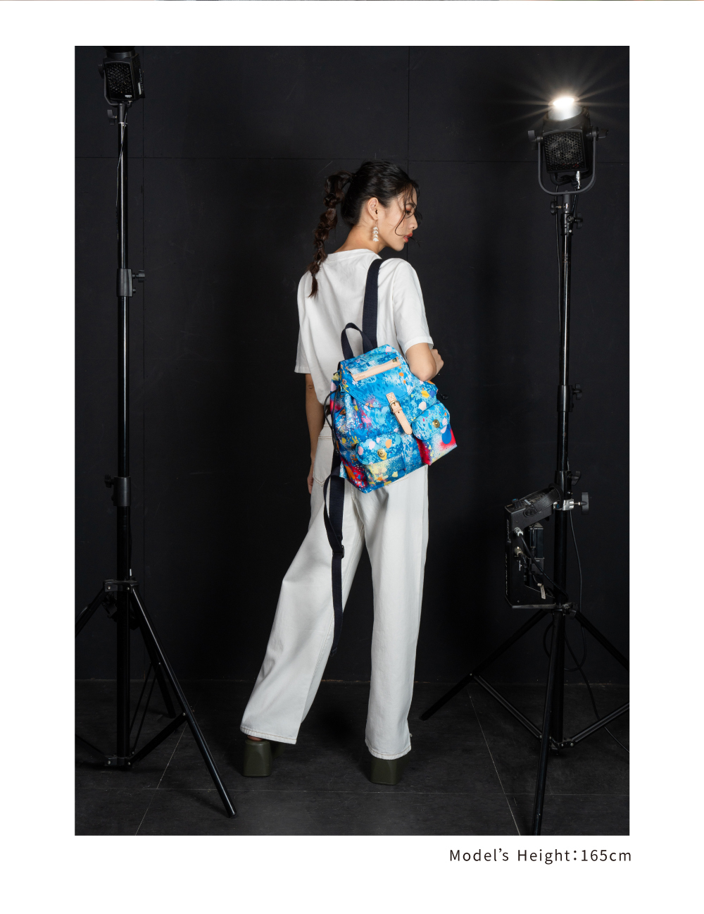 satana Soldier 小休閒束口後背包-無與倫比 SOS3001-242 女生身高比例照