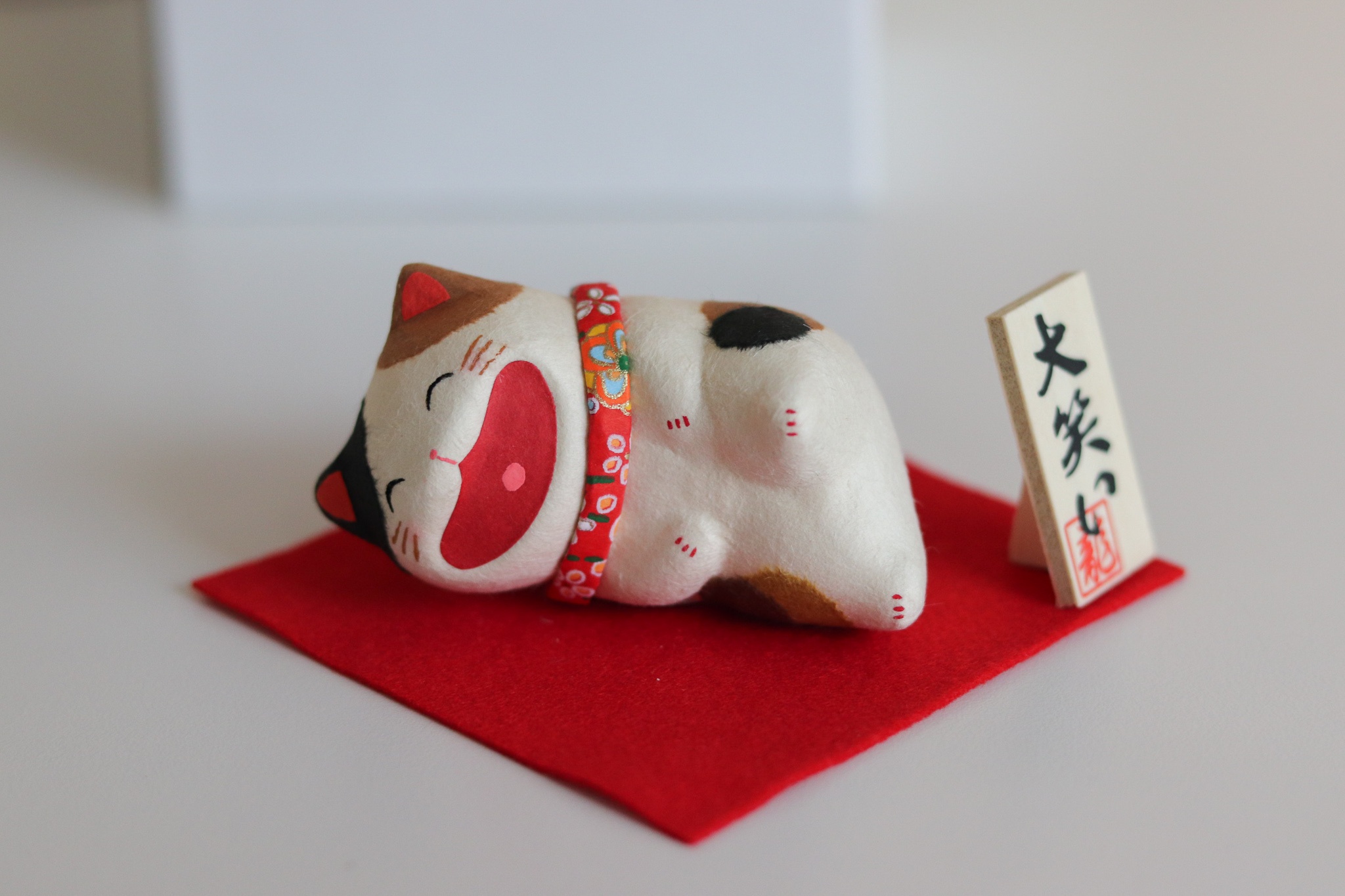 日本 龍虎堂 橫寢 大笑貓 和紙擺飾