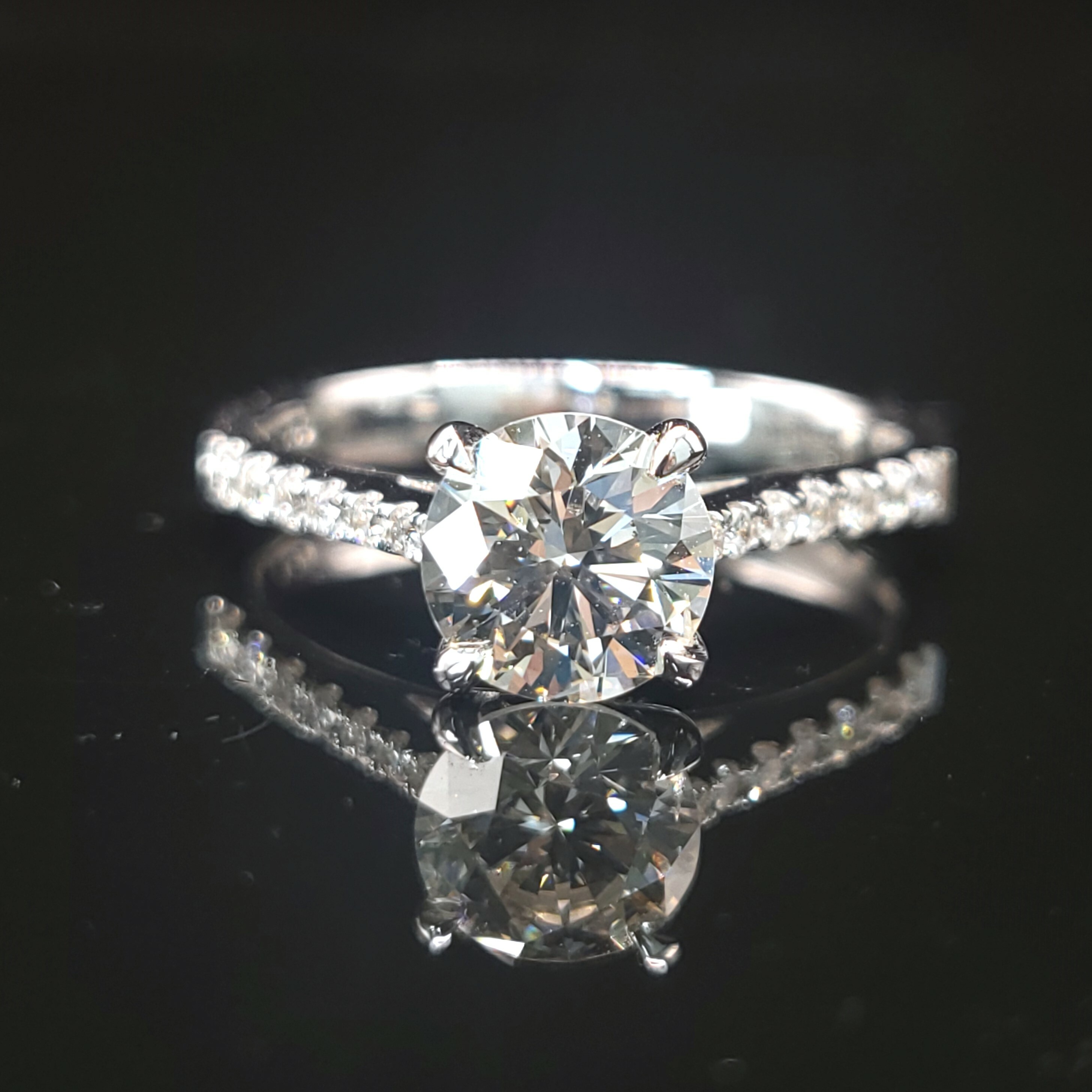 全新18K白金【單粒1卡鑽石】配小鑽共1卡13份鑽石戒指