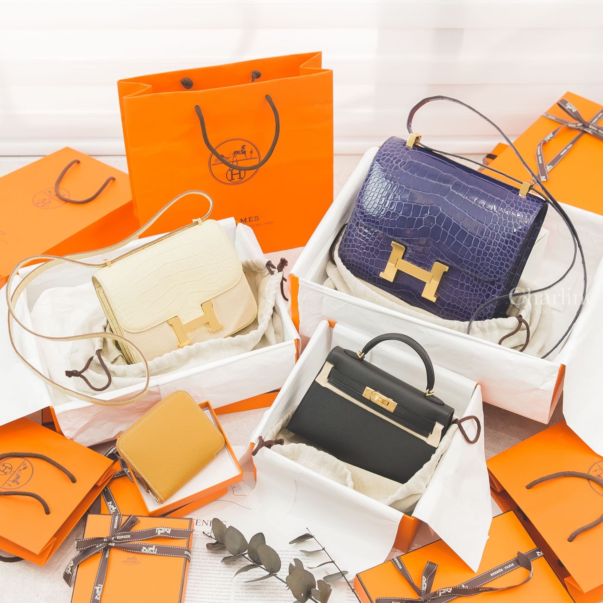 芝麻黃絲巾短夾,Hermès Mini Constance 香草霧面方塊鱷金釦,Hermès Constance 24cm 水墨藍亮面方塊鱷金釦,Hermès Mini Kelly II 黑色金釦-Charline Boutique 精品代購