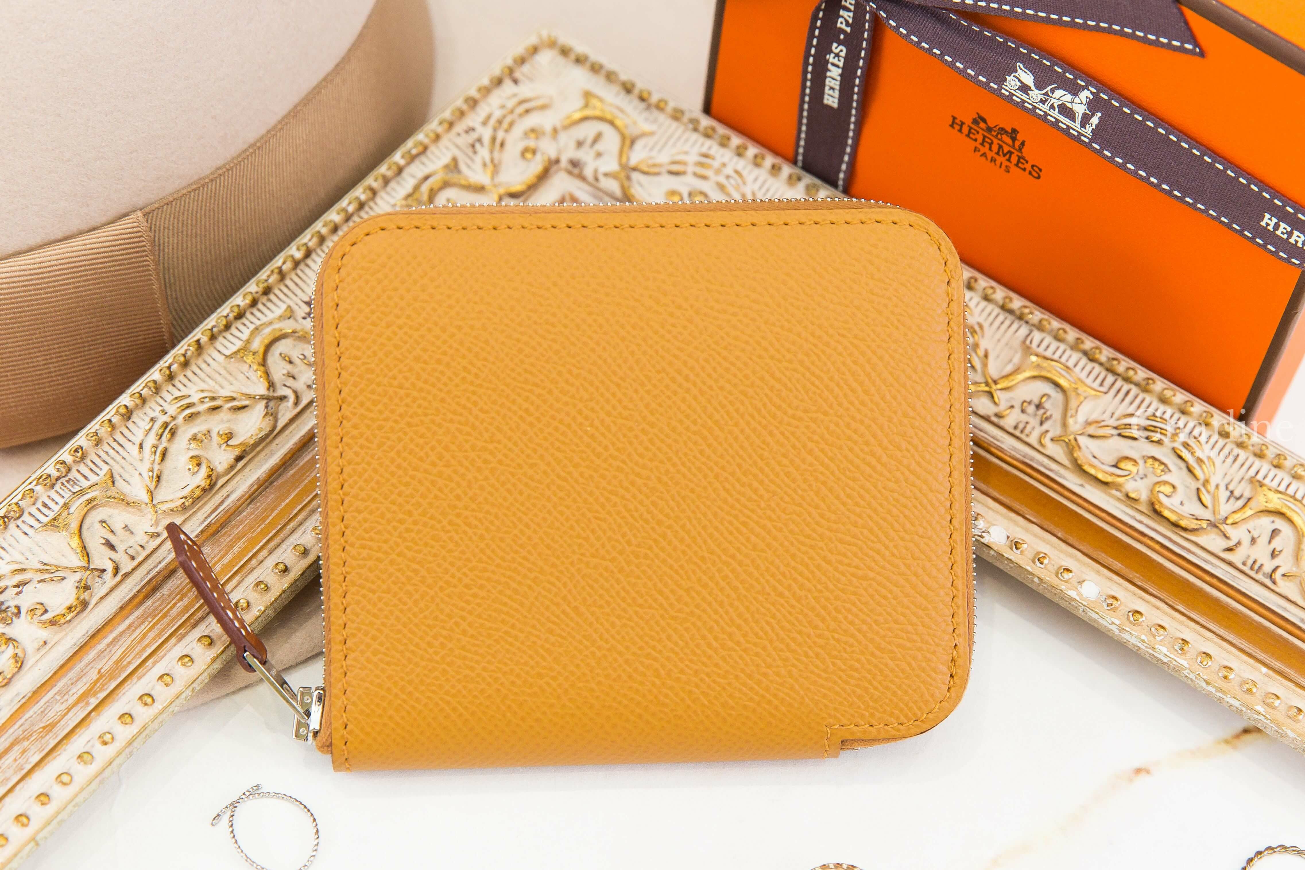 Hermès Silk' In Compact Wallet 2S Sesame Epsom 芝麻黃色絲巾拉鍊短夾-Charline Boutique 精品代購