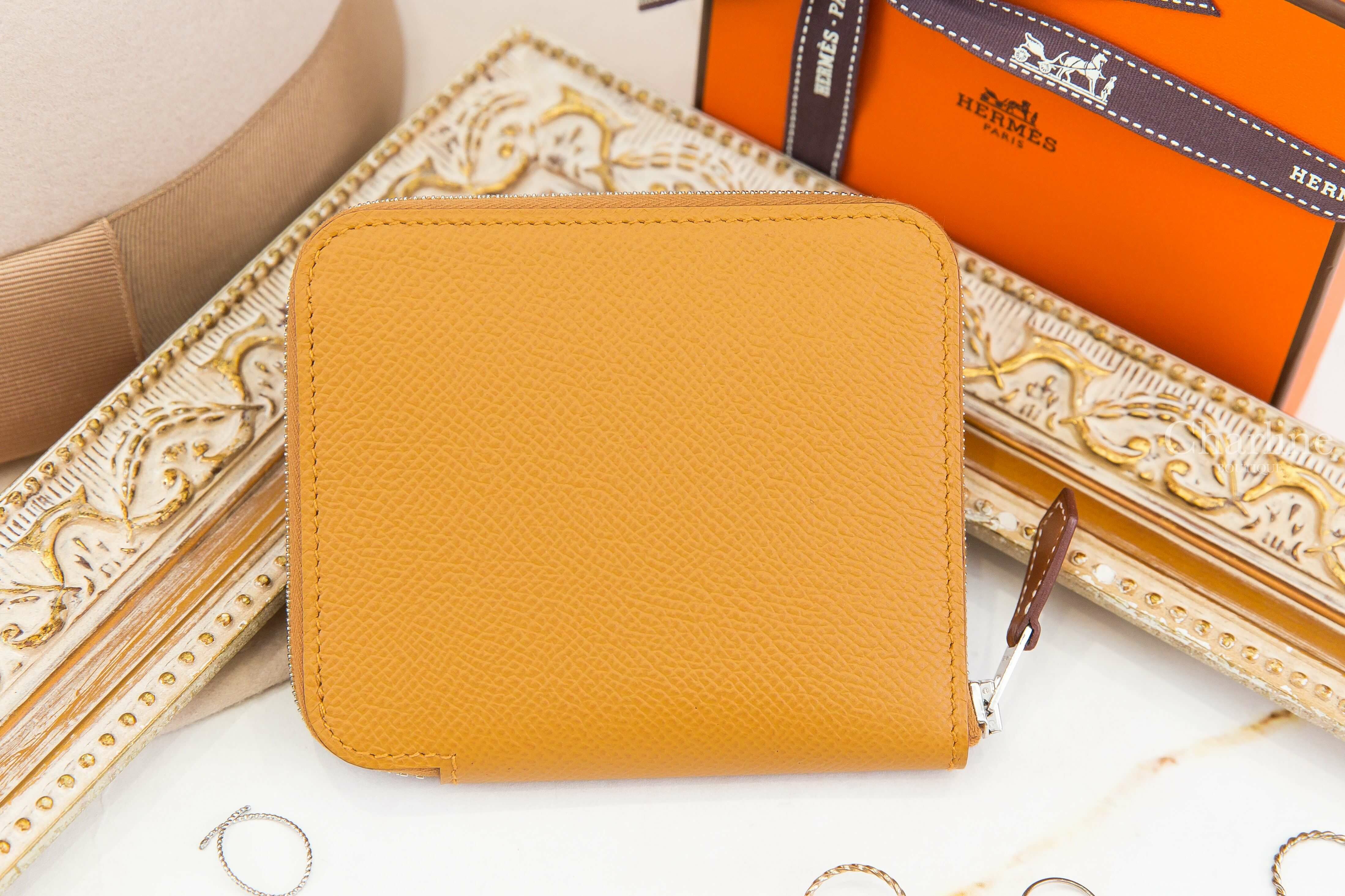 Hermès Silk' In Compact Wallet 2S Sesame Epsom 芝麻黃色絲巾拉鍊短夾-Charline Boutique 精品代購