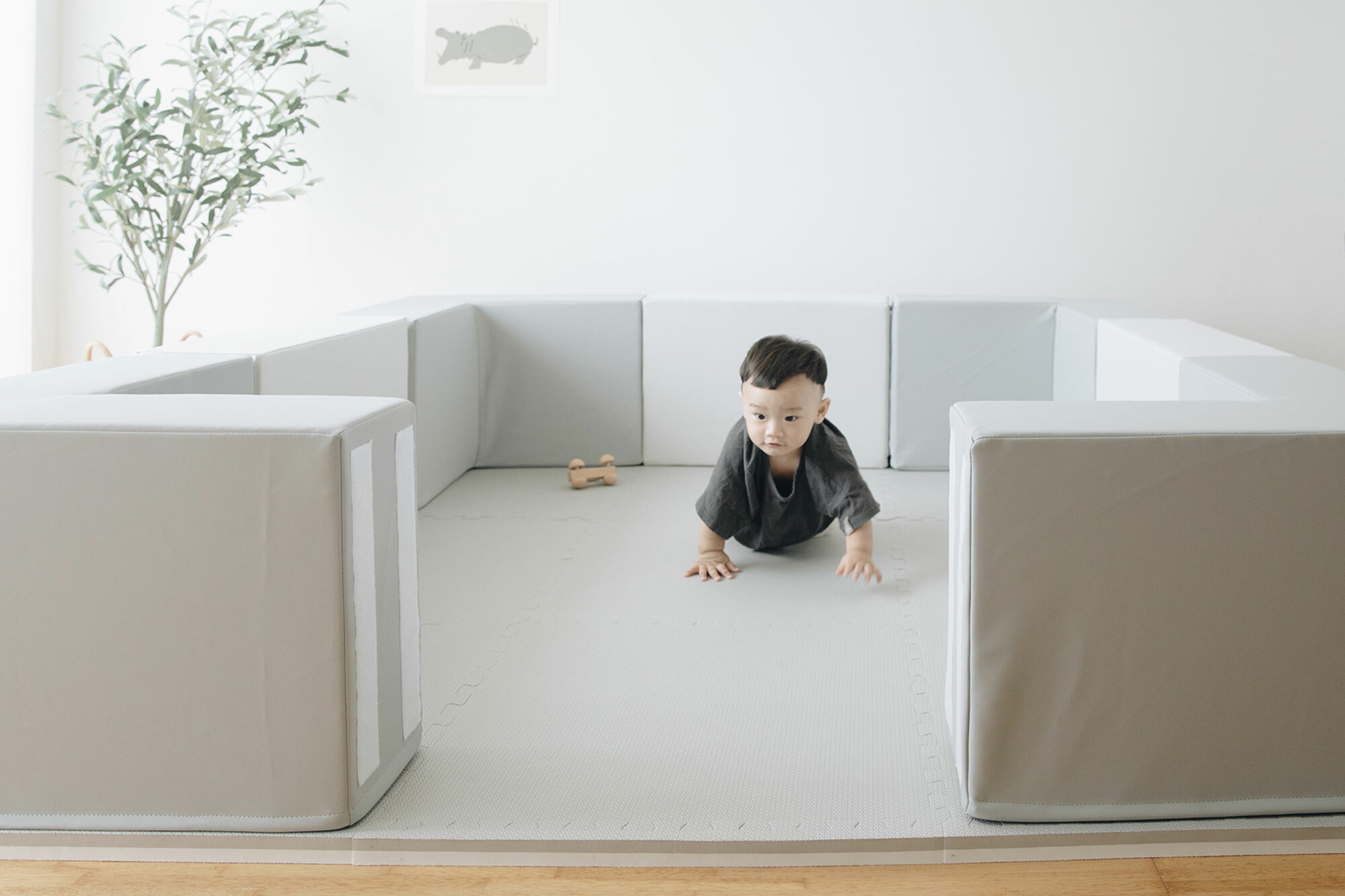 這是一張小孩在遊樂城堡裡的照片