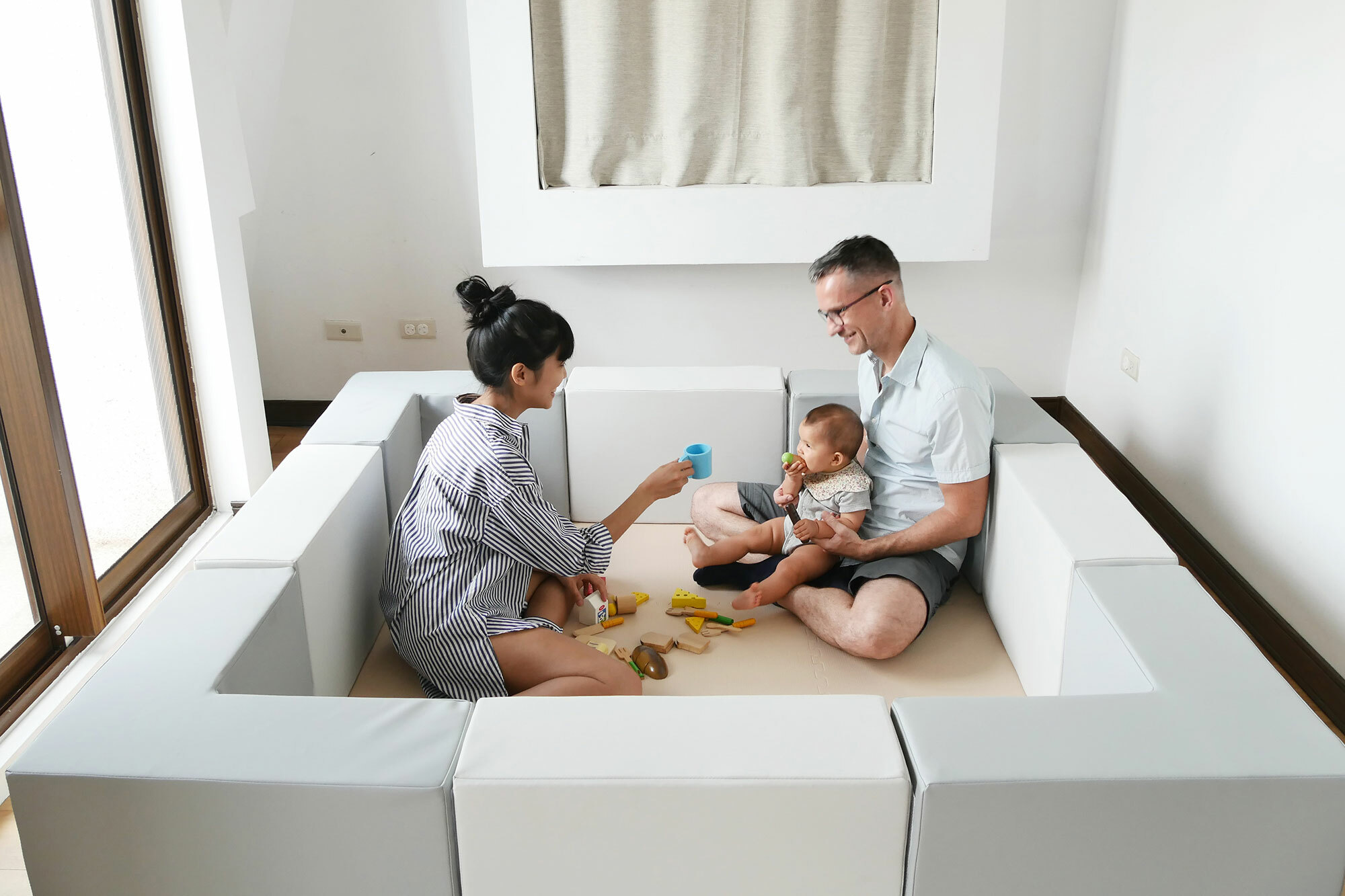 這是一張爸媽在遊樂城堡裡陪小孩玩的照片