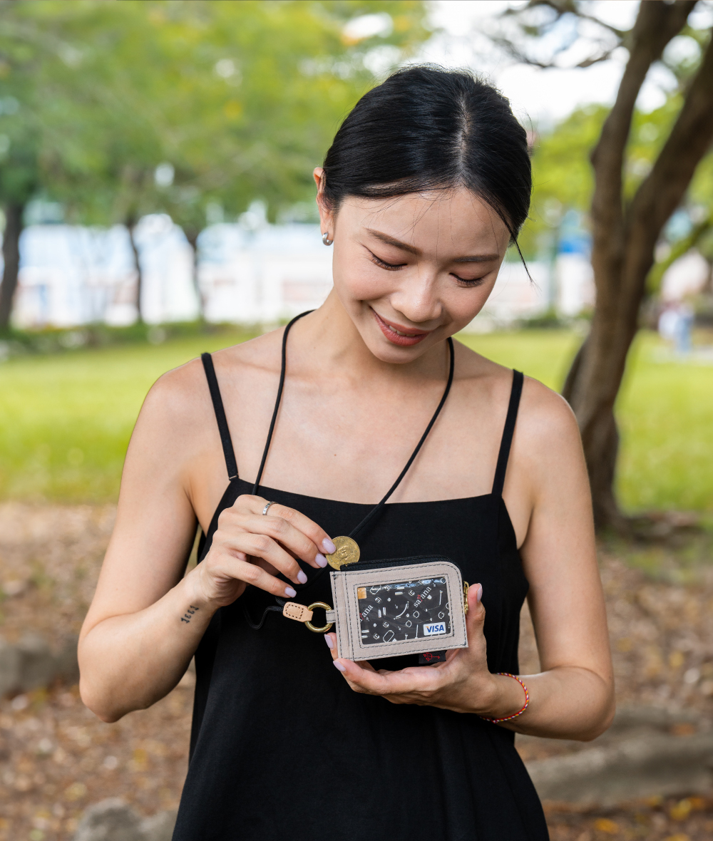 satana Soldier 趣淘證件零錢包-奶茶色 SOS3200-419 手拿形象照