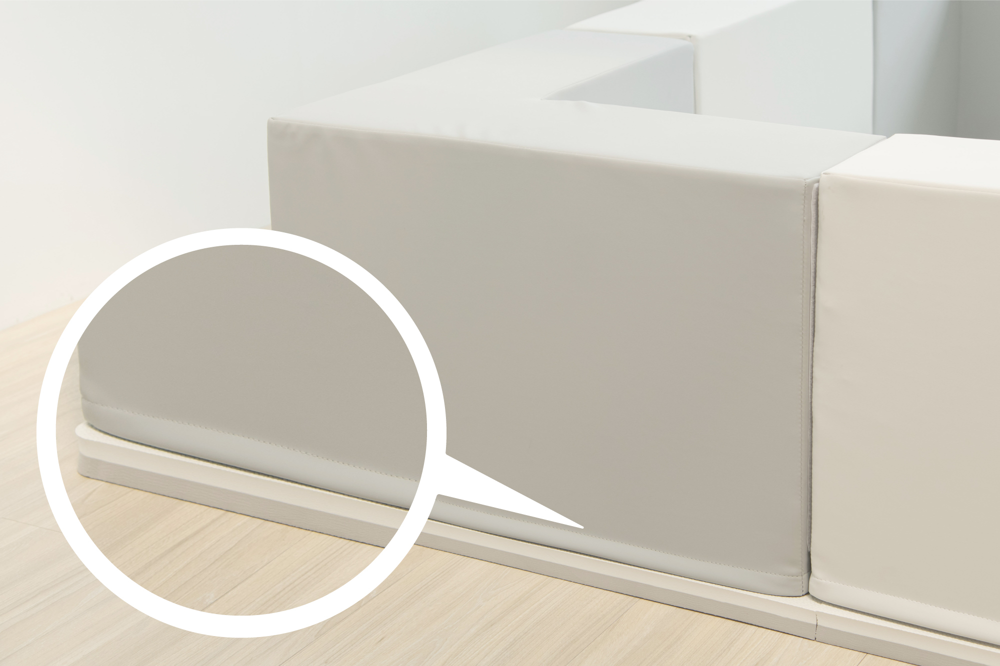 這是放大遊樂城堡縫線的照片