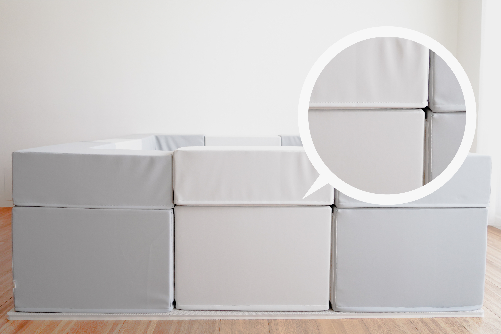 把增高墊擺到遊樂城堡上的照片