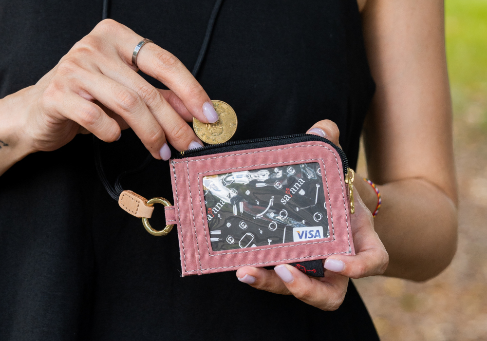 satana Soldier 趣淘證件零錢包-陶土紅 SOS3200-620 手拿形象照