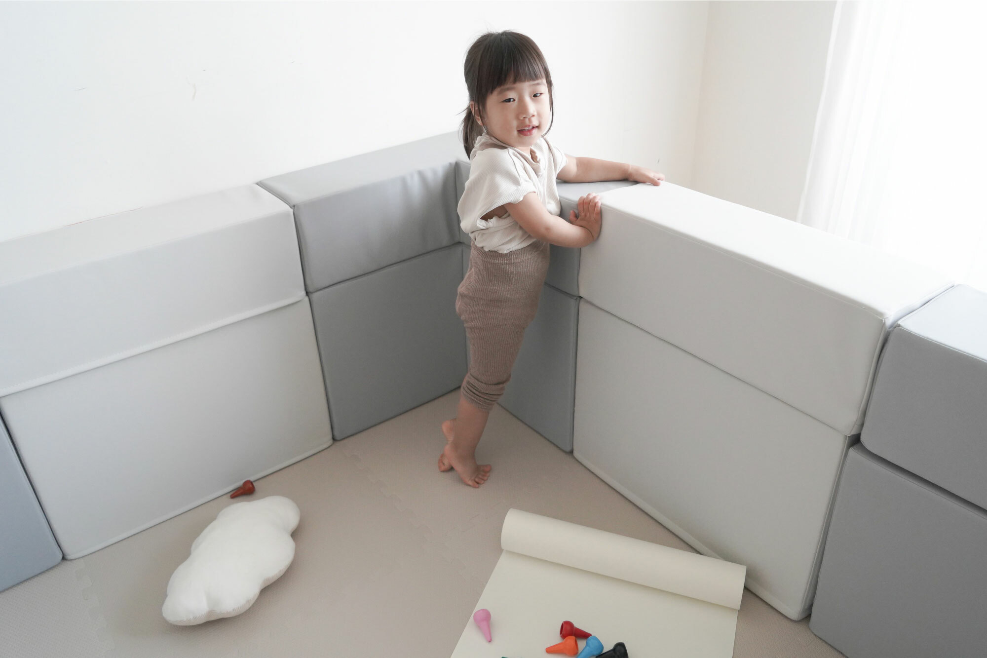 這是小孩站在延長黏貼後的遊樂城堡的照片