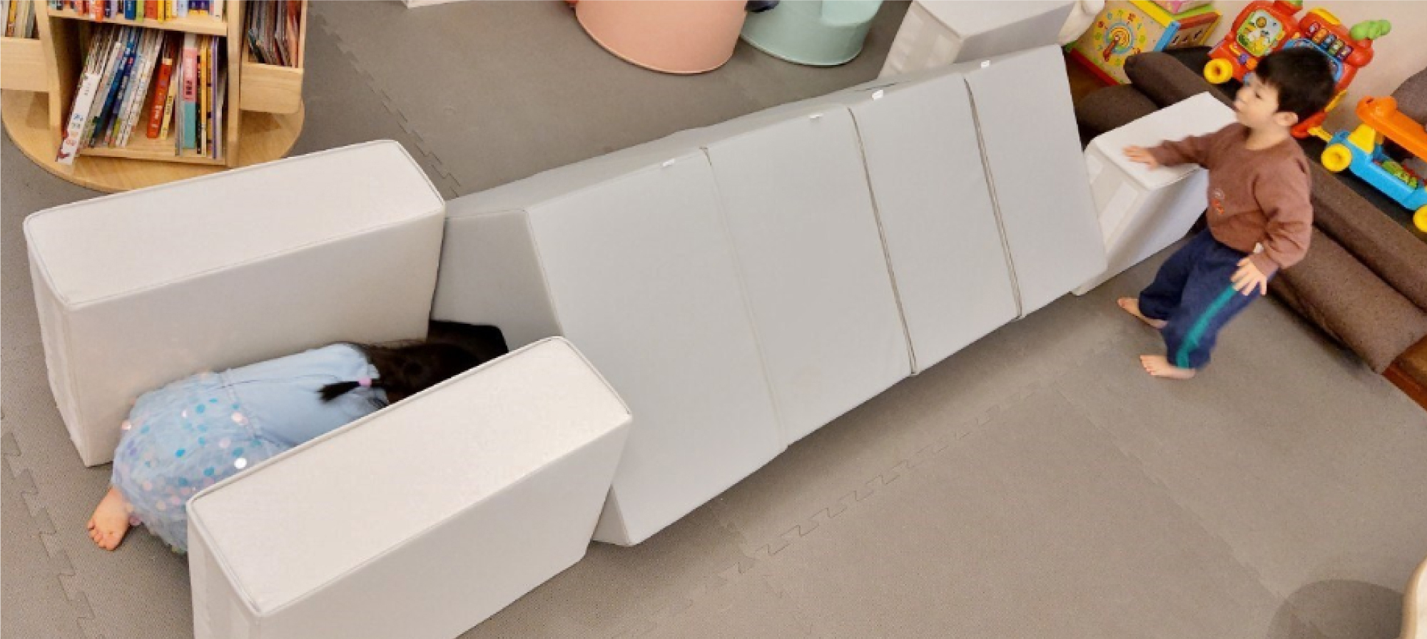 這是把遊樂城堡擺放成過山洞道具的照片