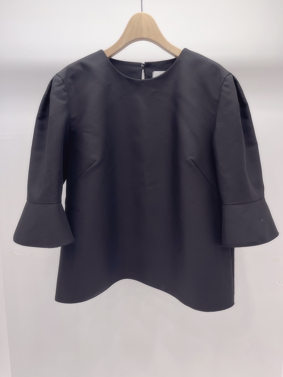 挺版五分袖設計款上衣