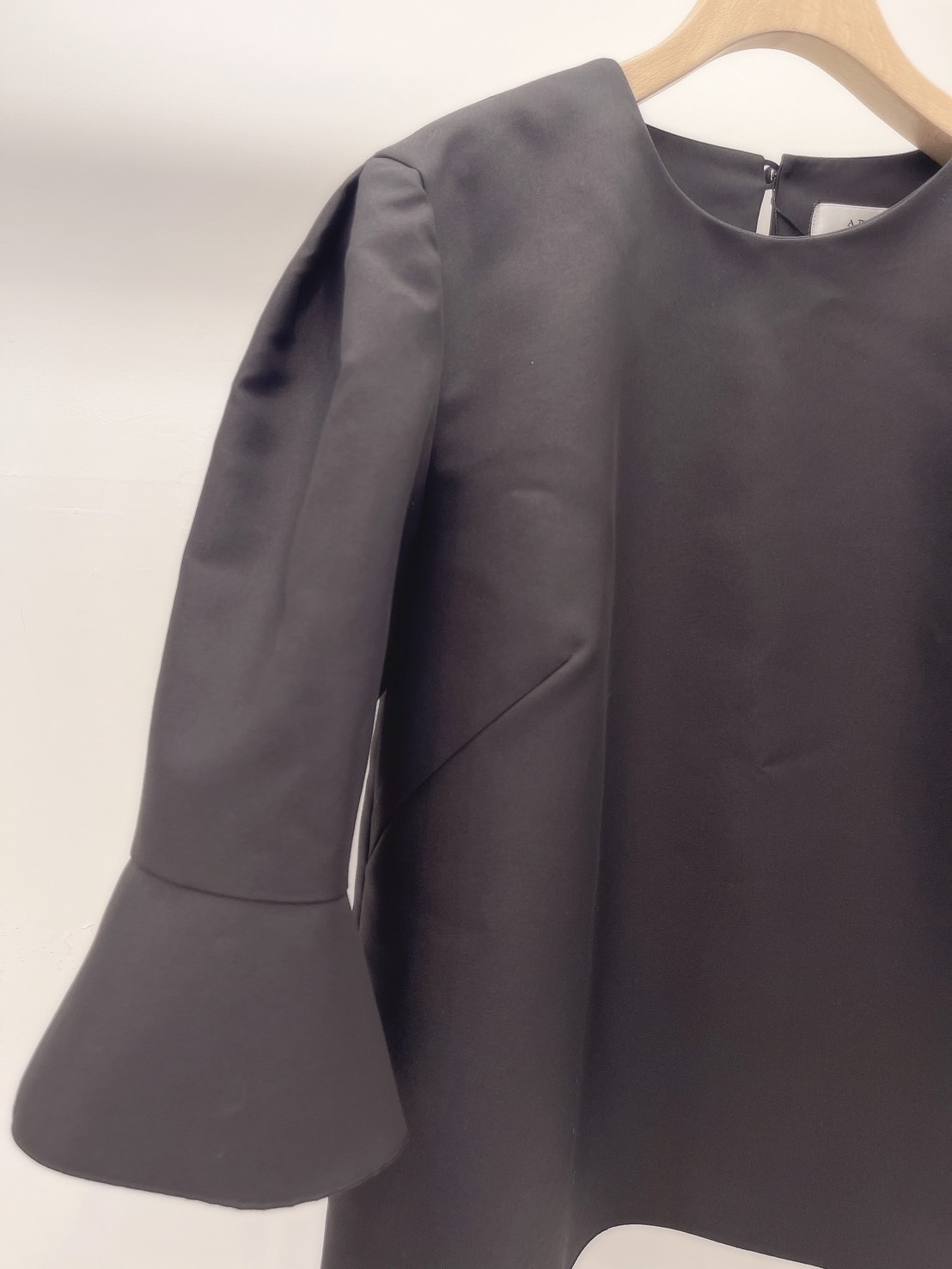 挺版五分袖設計款上衣