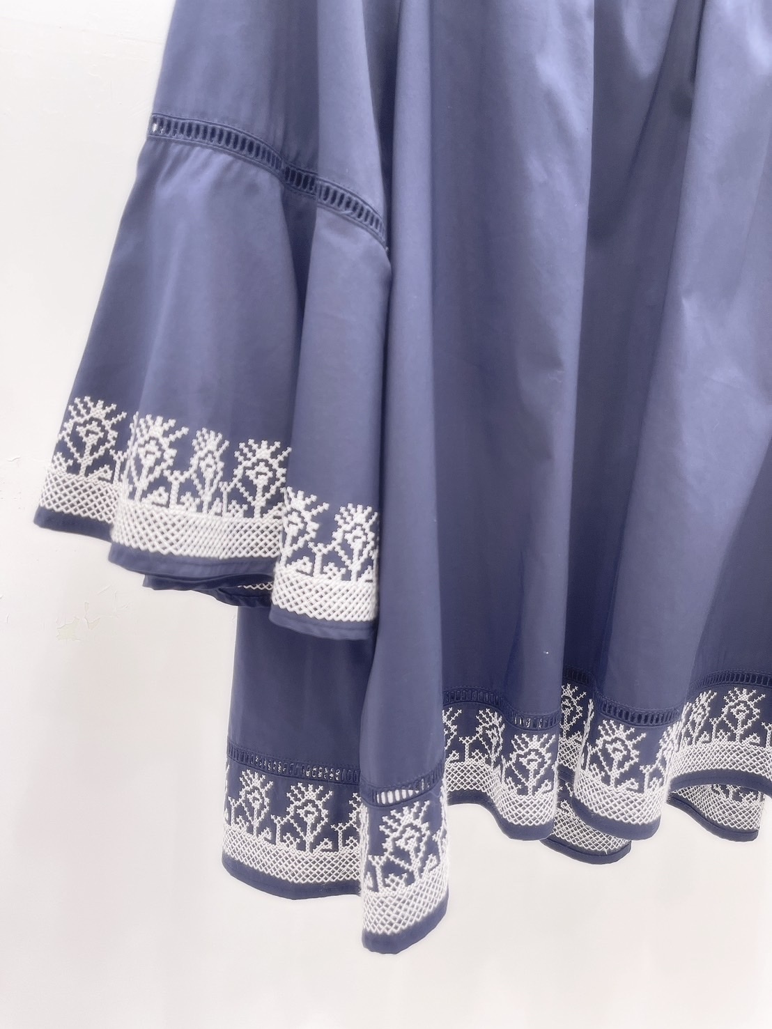 刺繡邊荷袖上衣