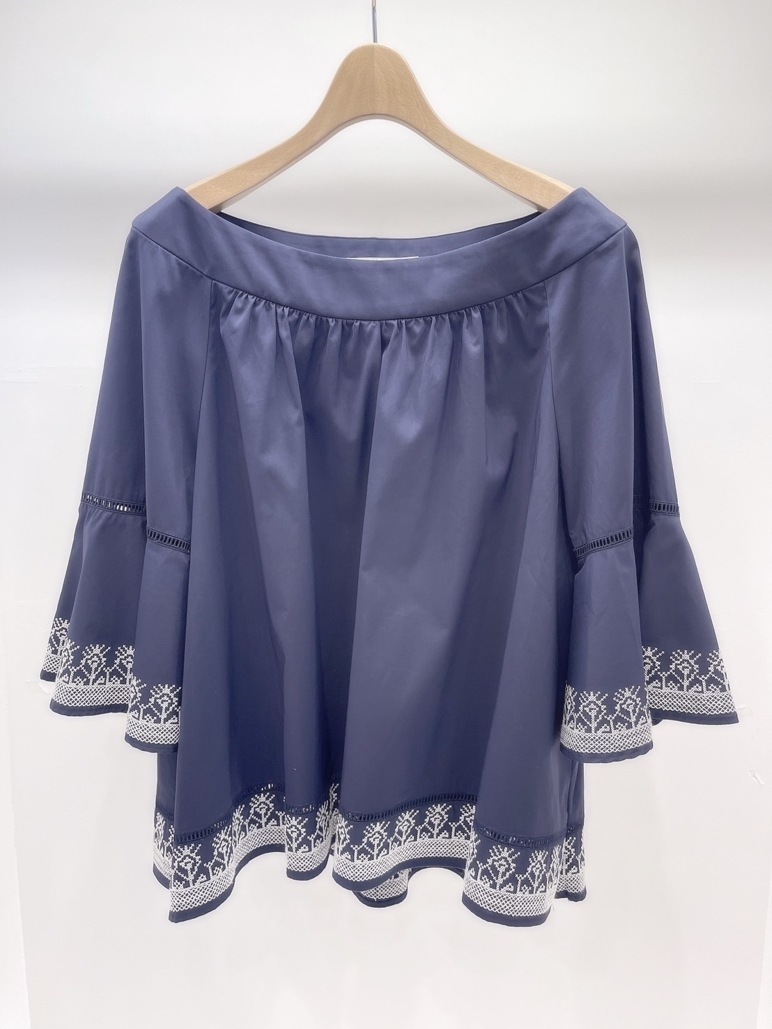 刺繡邊荷袖上衣