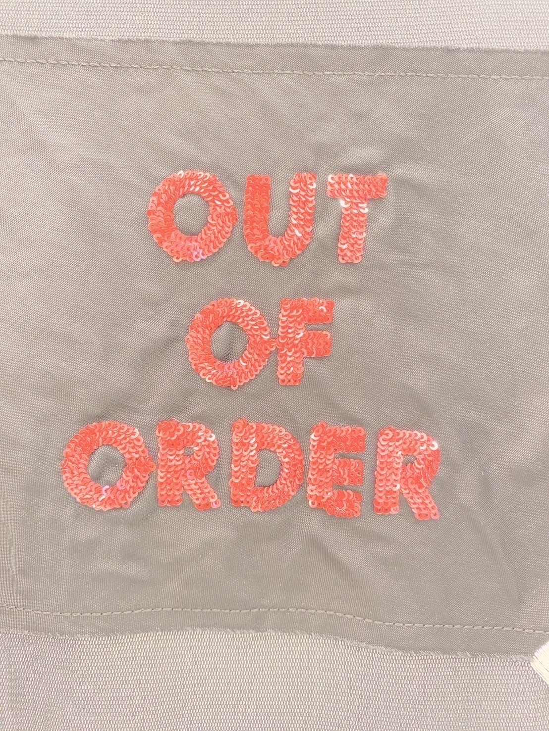 透紗亮片字母上衣