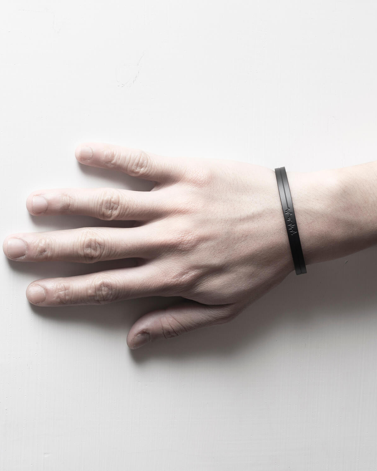 RECOVERY 心電圖C形手鐲 (霧黑)