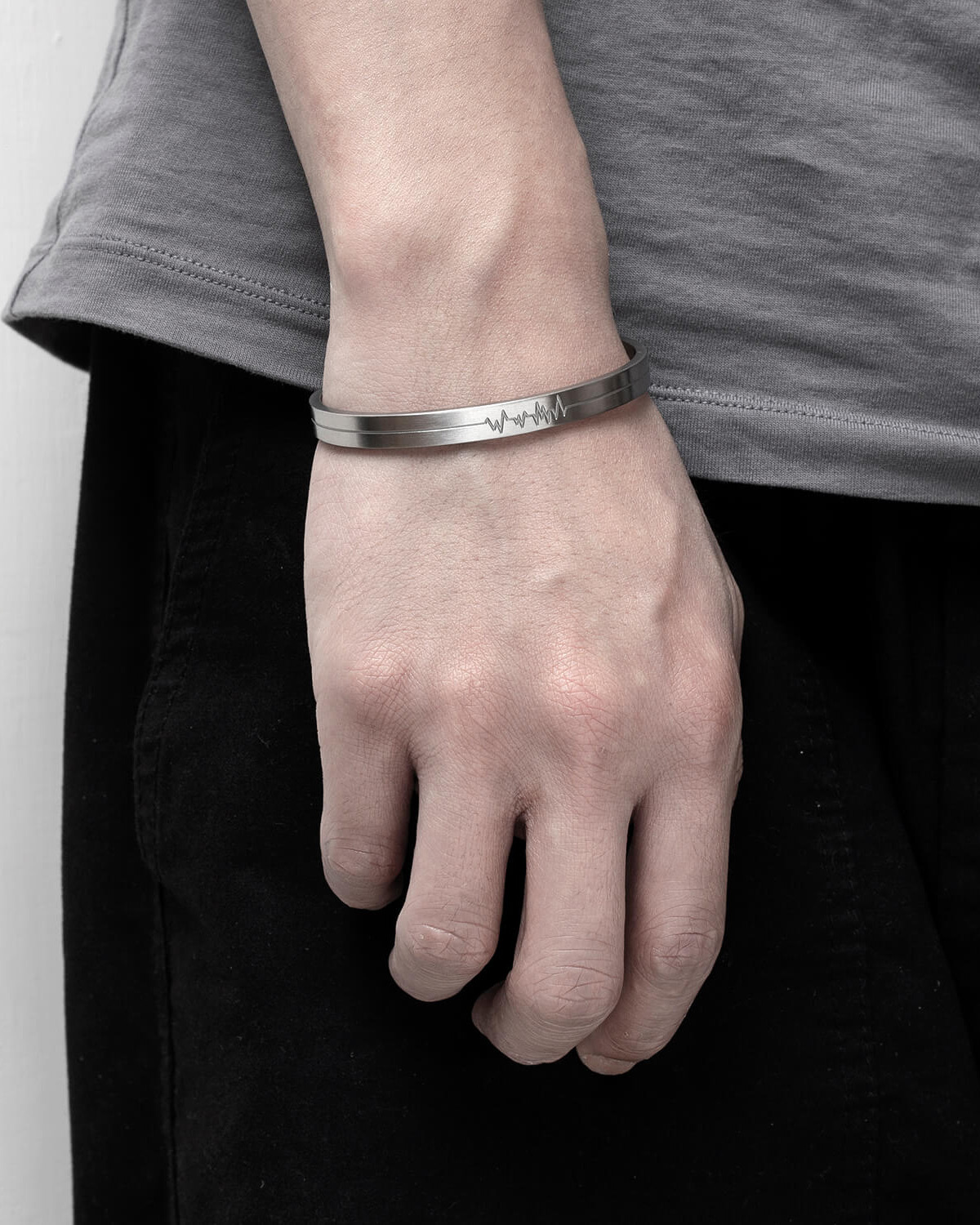 RECOVERY 心電圖C形手鐲 (霧銀)