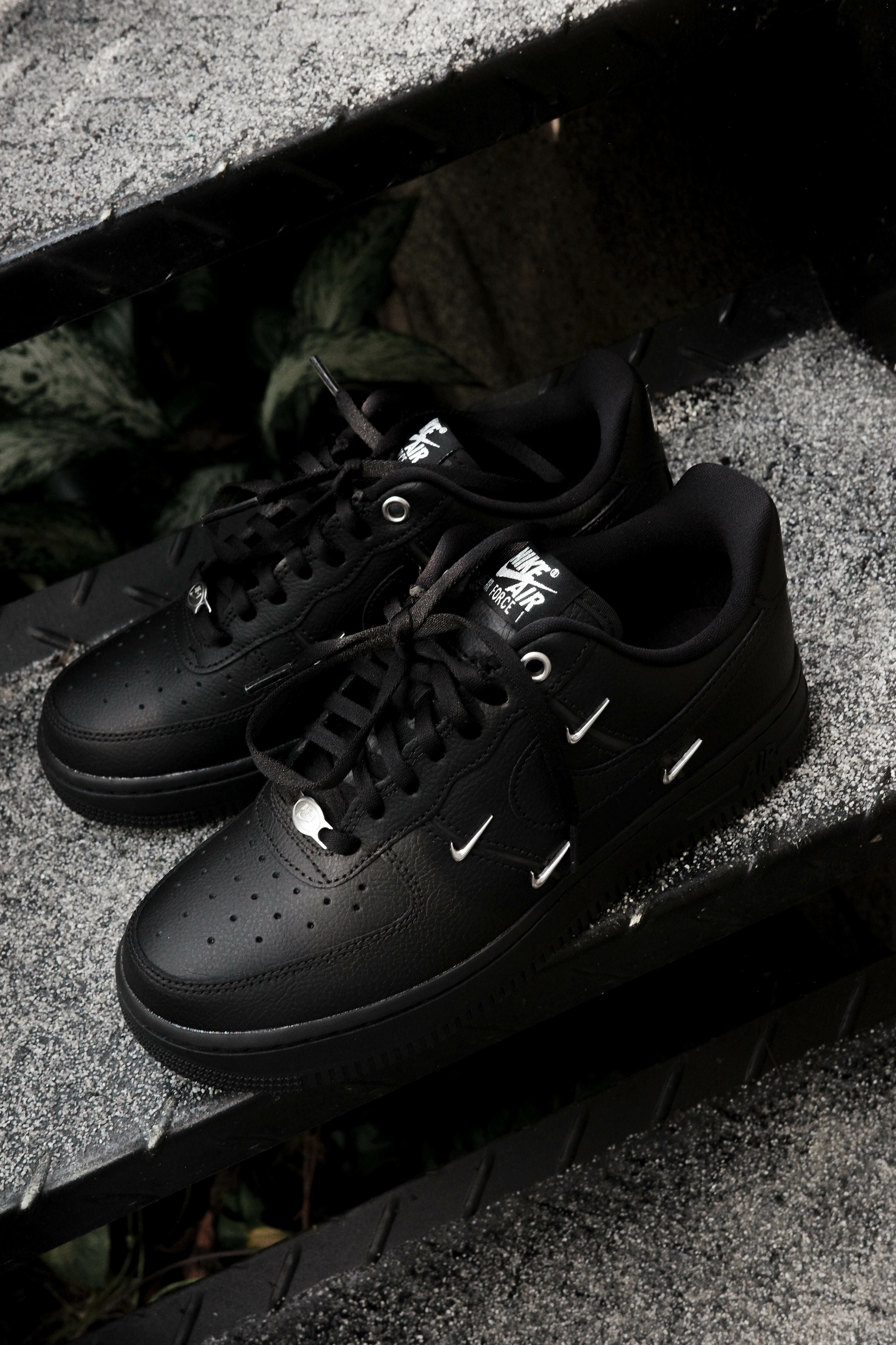 Nike Air Force 1 Low "Black Silver" 黑色銀勾 HQ1180-001