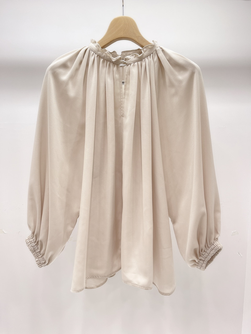 荷葉立領澎袖上衣