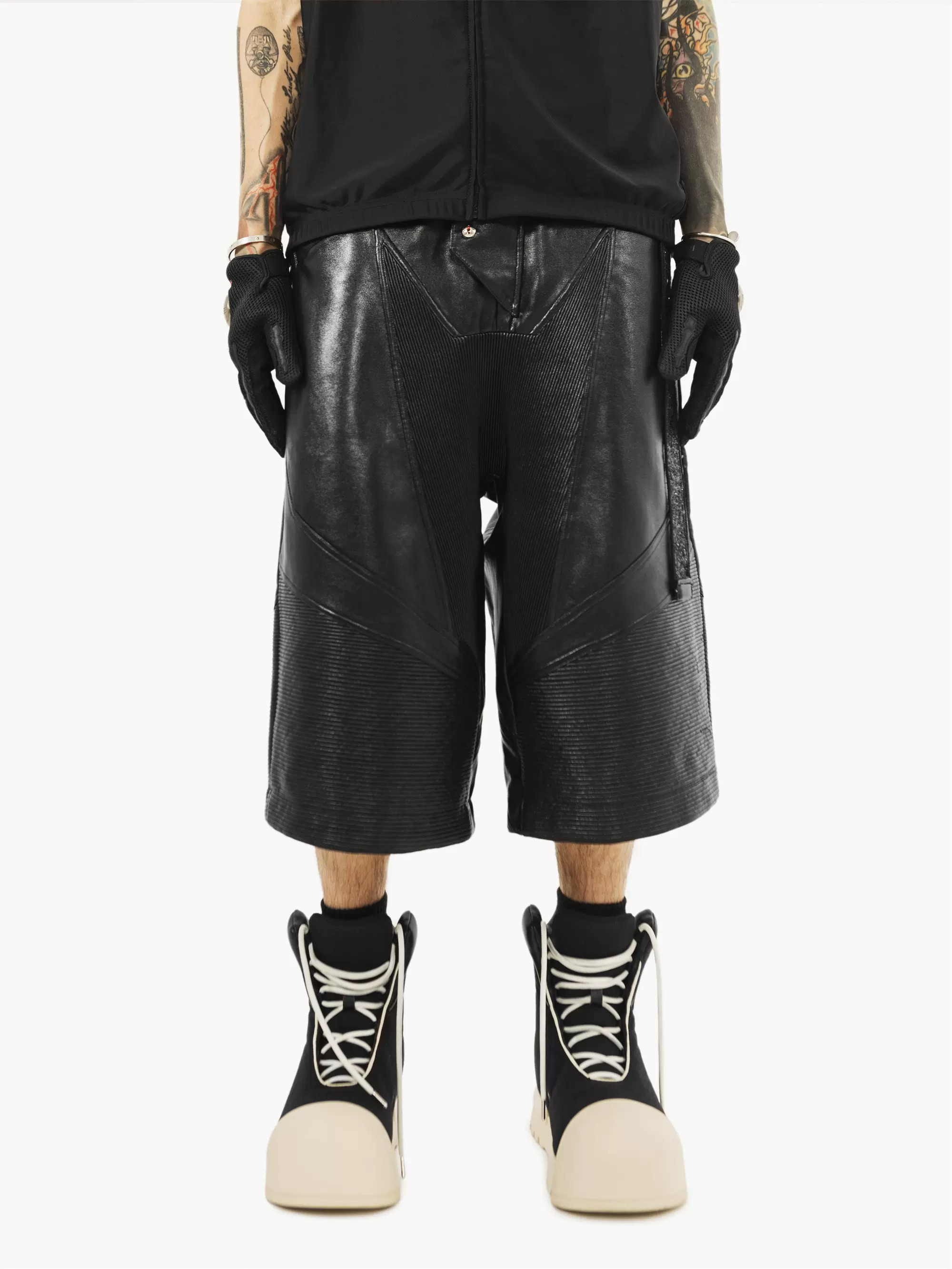 ROCKSTA X F.V.V.O 聯名系列 闊腿寬鬆拼接皮革 七分短褲