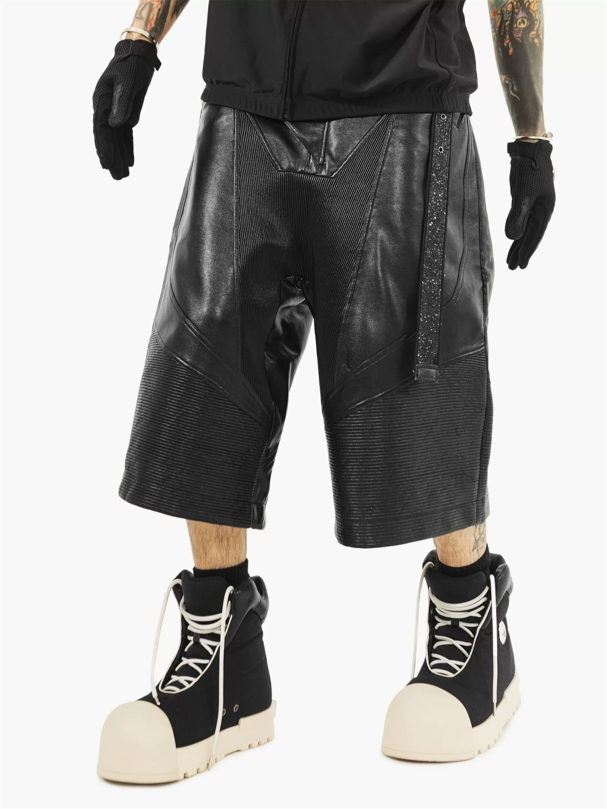 ROCKSTA X F.V.V.O 聯名系列 闊腿寬鬆拼接皮革 七分短褲