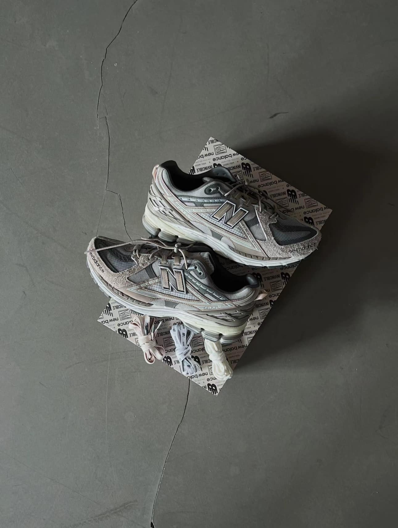 INVINCIBLE® x N.HOOLYWOOD x New Balance  三方聯名「Grey Titan」 M1906NIH