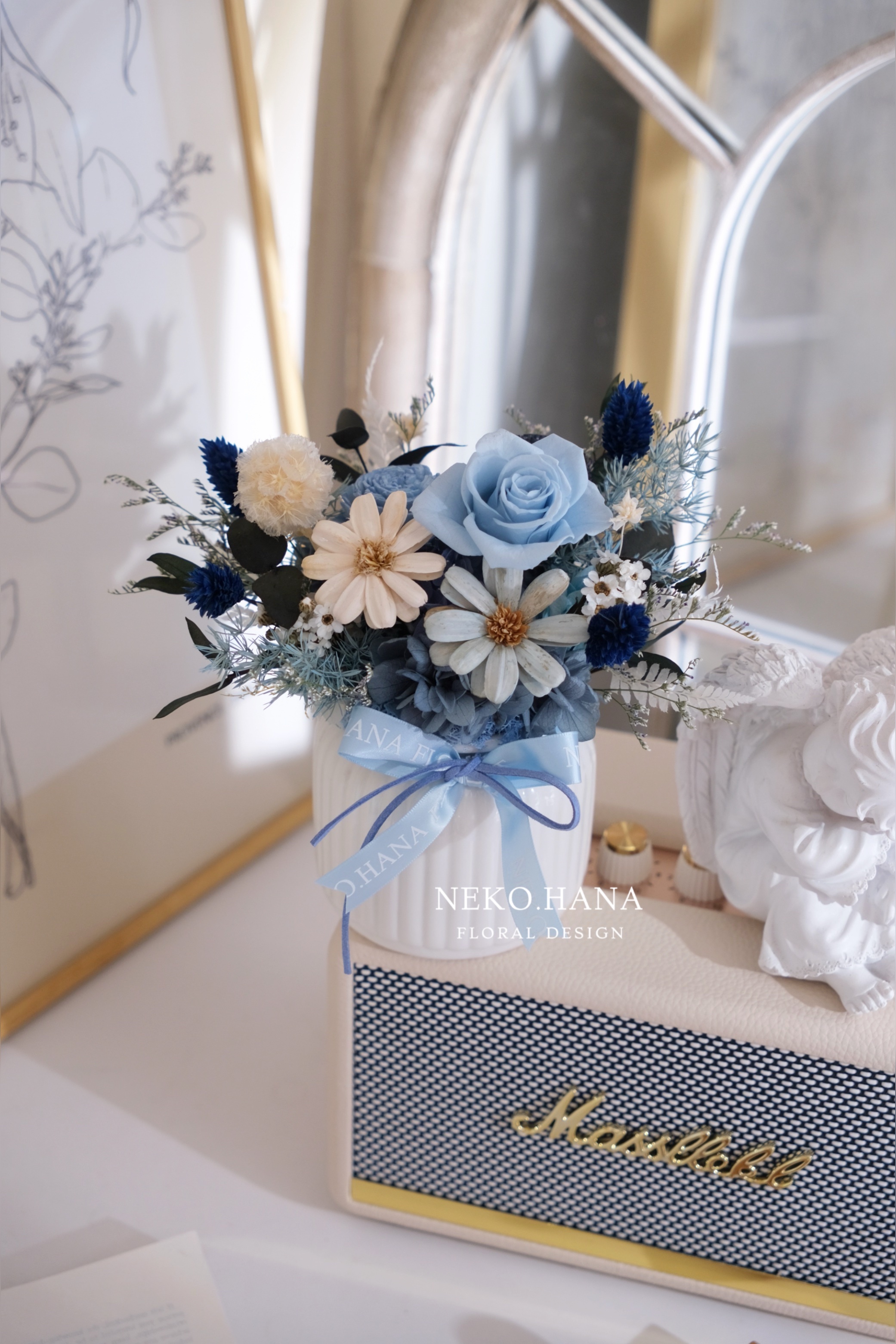 水藍色小雛菊牛奶盆花