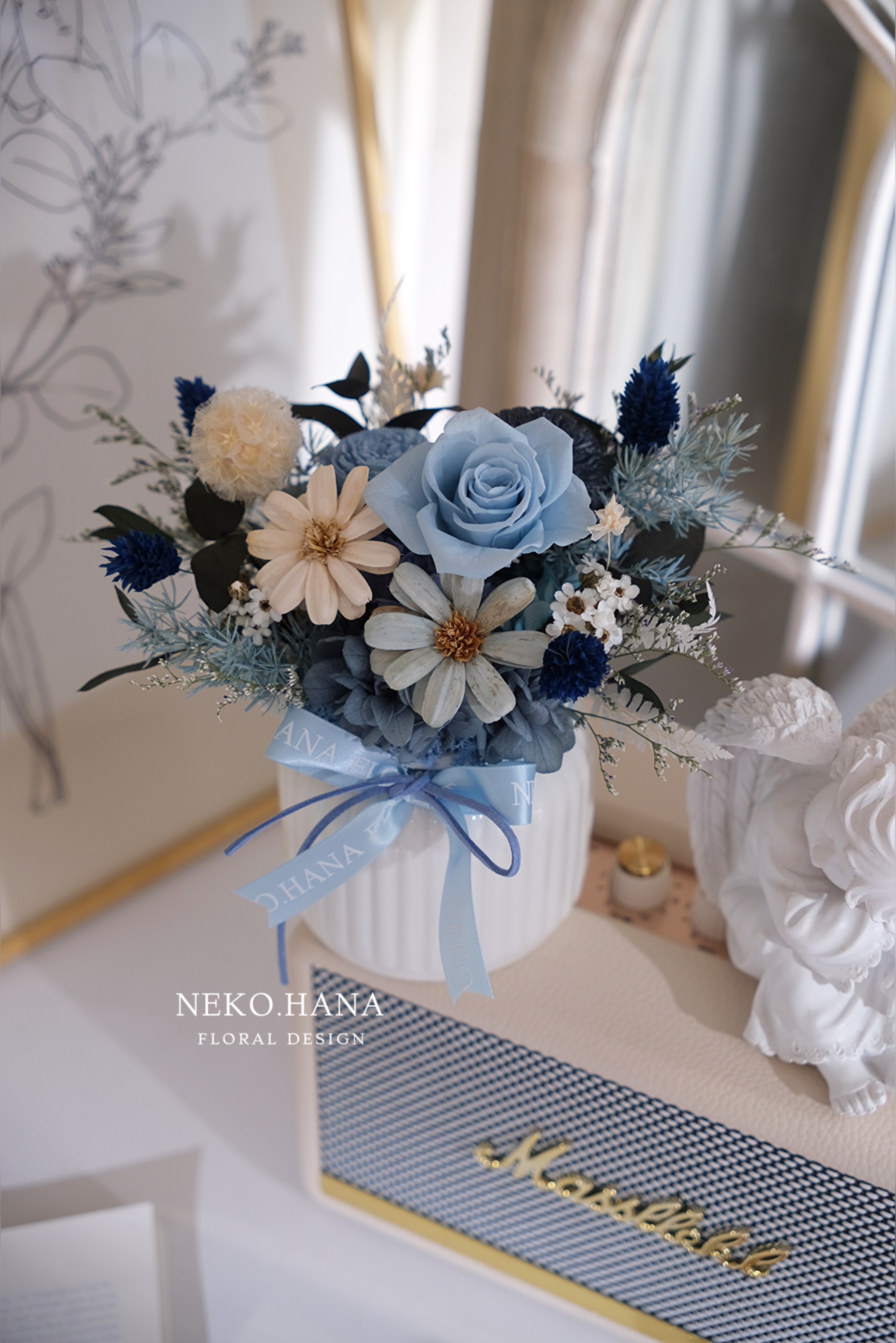 水藍色小雛菊牛奶盆花