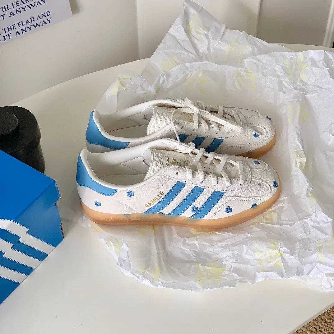 ADIDAS GAZELLE INDOOR 刺繡 花朵 花花 小藍花 麂皮 焦糖底 水藍 米色 米灰 女鞋 IF4491 / 調貨