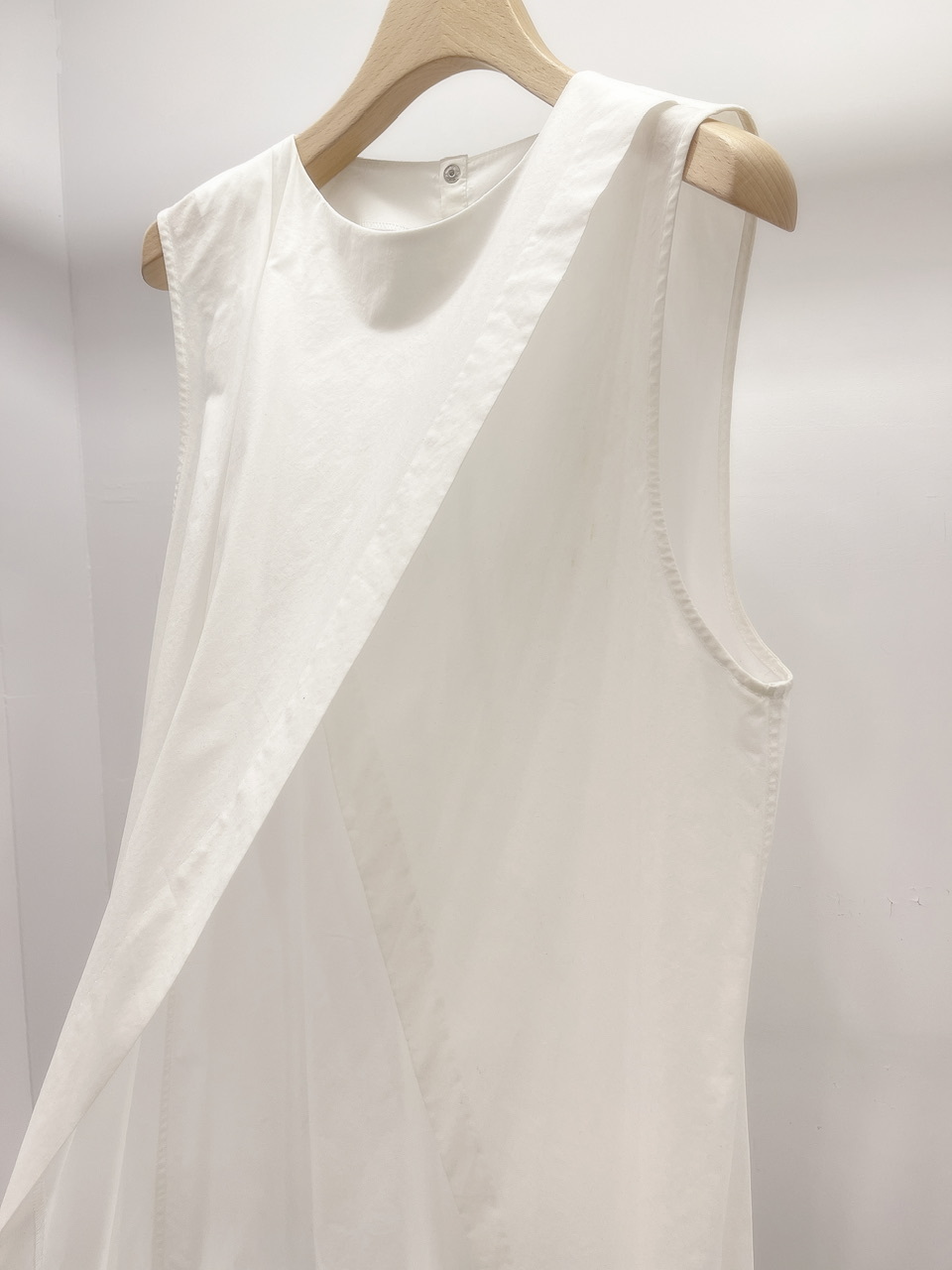 白長版無袖開叉衣
