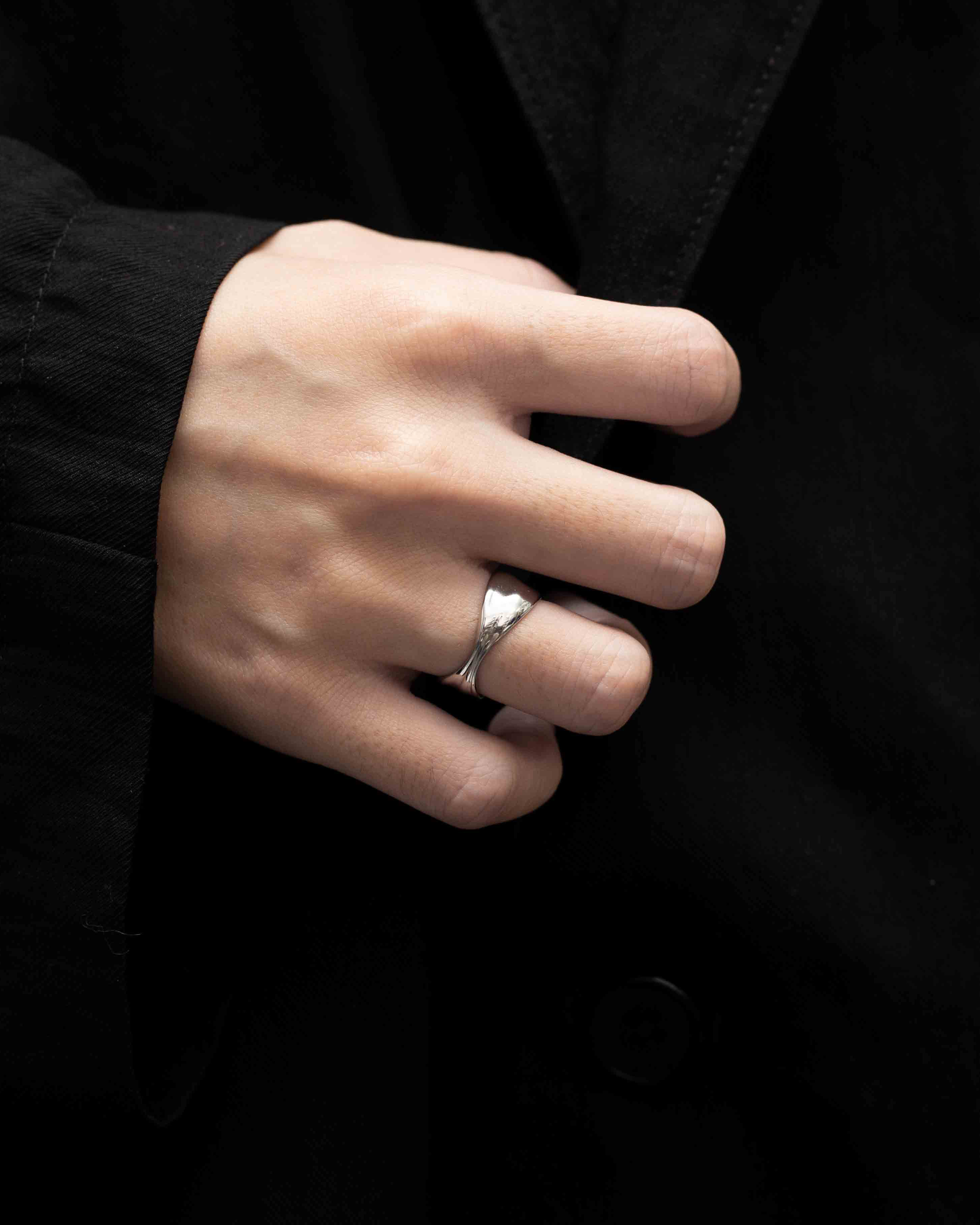 RECOVERY 波紋緞帶戒指 (亮銀色)