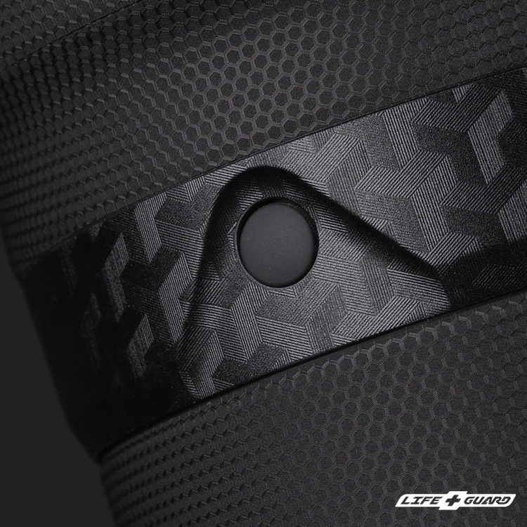 箭影黑貼膜質感特寫，LIFE+GUARD 設計風格