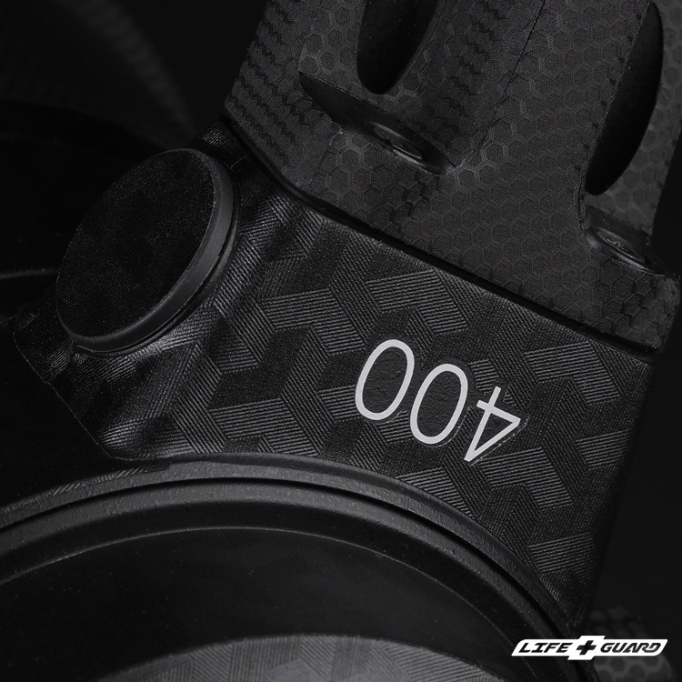 箭影黑貼膜質感特寫，LIFE+GUARD 設計風格