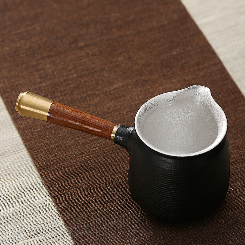 New high-end Japanese-style ceramic fair cup (01 black pottery round handle side handle fair cup)