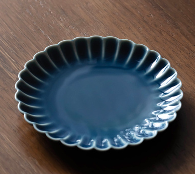 熱賣中式菊瓣圓形茶點盤(霽藍)(尺寸:直徑14.8CM*高2CM)