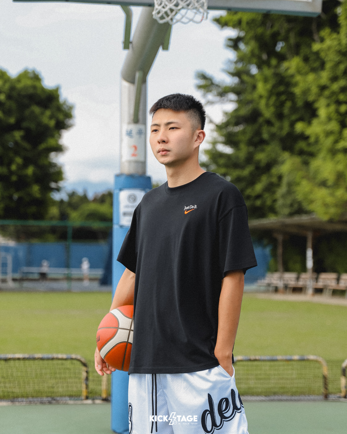 男款 NIKE MAX90 OC VERB TEE 黑色 白色 籃球 刺繡勾勾 印花 短袖 短T【FZ8084】