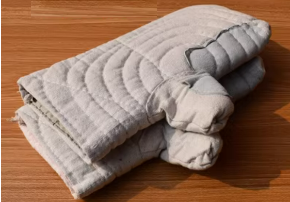 Popular 2 canvas high temperature resistant and insulated thick quilted gloves (size: length 25CM)