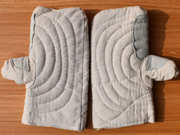Popular 2 piece canvas high temperature resistant and insulating thick quilted gloves (size: length 28CM)